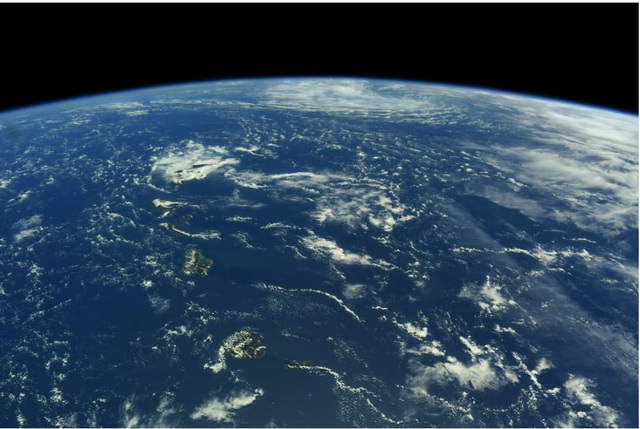 Phi hành gia chia sẻ những điều đáng báo động khi nhìn Trái đất từ vũ trụ - Ảnh 2.
