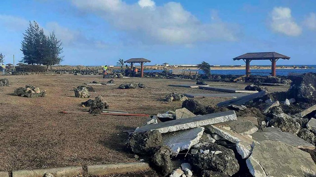 Người dân Tonga chật vật khắc phục hậu quả núi lửa phun trào - Ảnh 1.