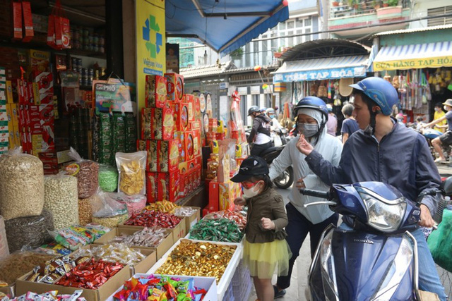 Chợ truyền thống TP Hồ Chí Minh nhộn nhịp ngày giáp Tết - Ảnh 1.