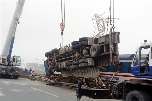 Vụ tai nạn giao thông giữa tàu Bắc - Nam và xe tải: Tài xế buồn ngủ trong lúc lái xe - Ảnh 7.