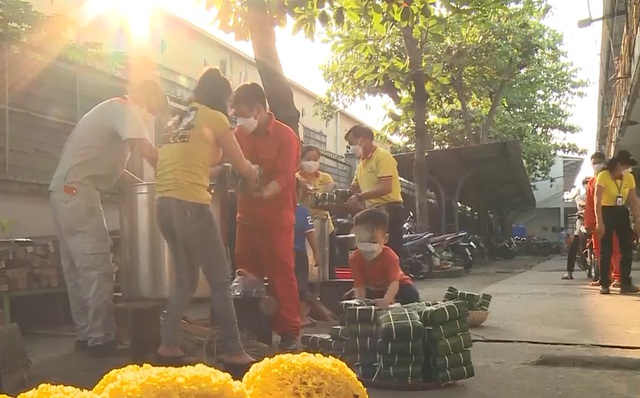 TP Hồ Chí Minh: Công nhân khu lưu trú gói bánh chưng đón Tết - Ảnh 1.