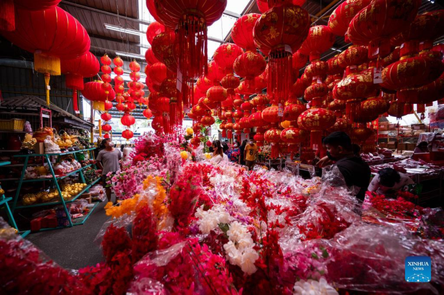 Sắm Tết châu Á - Sắm Tết không chỉ có riêng dân tộc Việt Nam, mà còn là nét đẹp truyền thống của các nước châu Á. Hãy cùng tham quan các cửa hàng và trung tâm mua sắm để khám phá những sản phẩm tuyệt vời với phong cách châu Á đầy sắc màu.