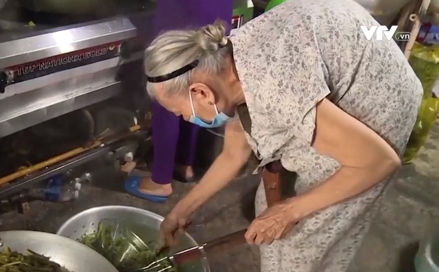 Quán cơm 0 đồng của cụ bà 70 tuổi tại TP Hồ Chí Minh - Ảnh 1.