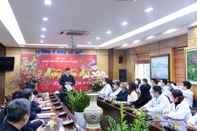 Bộ Trưởng Bộ Y tế Nguyễn Thanh Long thăm, chúc Tết Bệnh viện Nội tiết Trung ương - Ảnh 1.