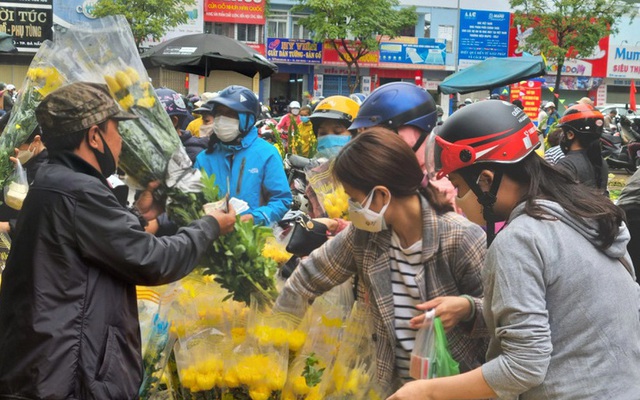 Nhộn nhịp mua sắm ngày cuối năm Tân Sửu - Ảnh 1.