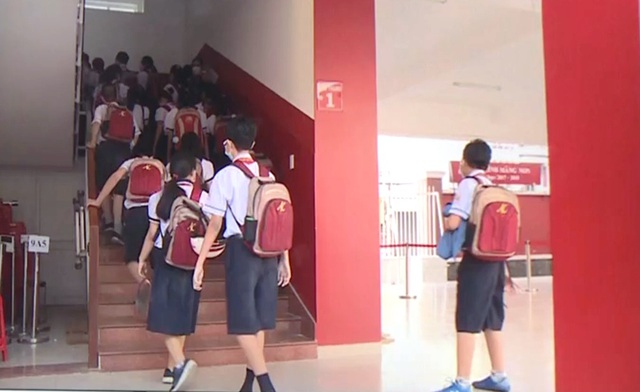 Gần 700.000 học sinh tại TP Hồ Chí Minh quay lại trường học - Ảnh 1.