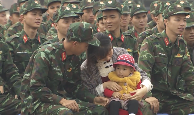 Chúng tôi chiến sĩ: Chiến sĩ trẻ nghẹn ngào khi lần đầu được gặp con gái - Ảnh 6.
