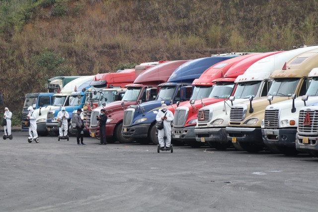 Vẫn còn hàng nghìn xe nông sản “tắc đường” ở Lạng Sơn - Ảnh 1.