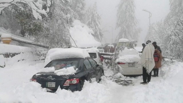Bão tuyết khiến ít nhất 22 người mắc kẹt trong ô tô thiệt mạng tại Pakistan - Ảnh 1.