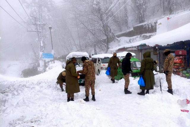 Bão tuyết khiến ít nhất 22 người mắc kẹt trong ô tô thiệt mạng tại Pakistan - Ảnh 2.