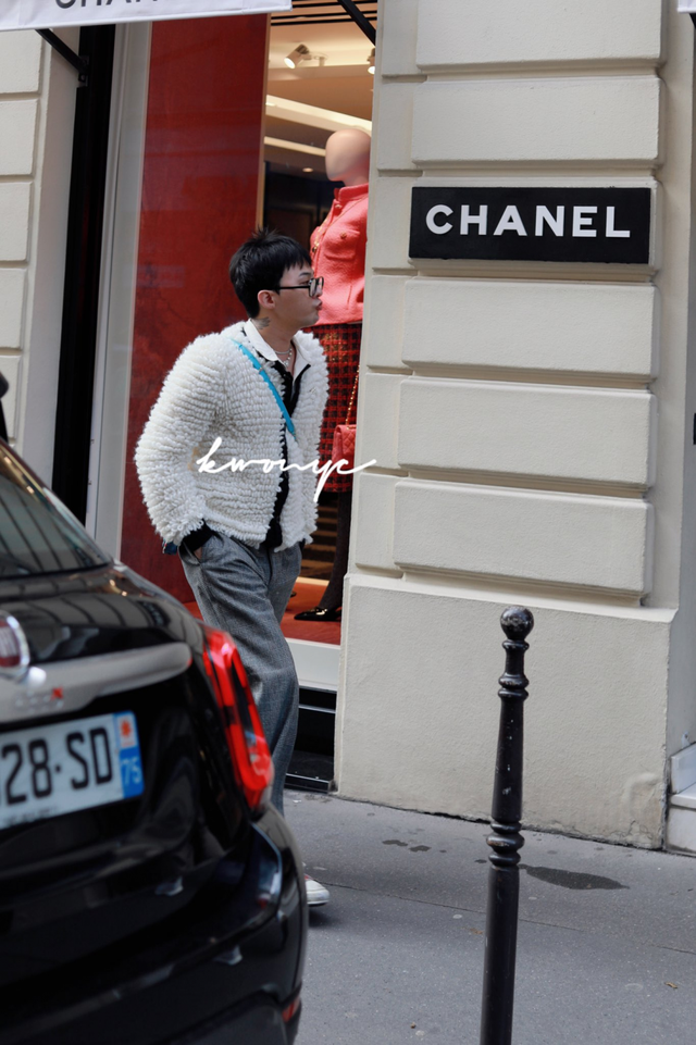 G-Dragon bảnh bao trên đường phố Paris - Ảnh 1.