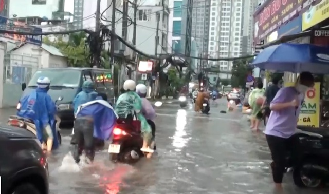Nhiều tuyến đường tại TP Hồ Chí Minh ngập sâu sau mưa lớn - Ảnh 1.