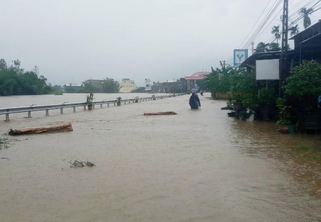 Lốc xoáy làm nhiều nhà dân ở Quảng Ngãi bị tốc mái, hư hỏng - Ảnh 1.