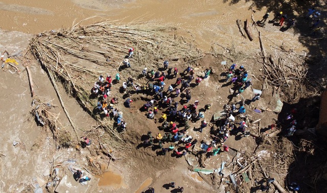 Lũ lụt và lở đất ở Venezuela: Nỗ lực tìm kiếm người mất tích, số người tử vong tiếp tục tăng - Ảnh 4.
