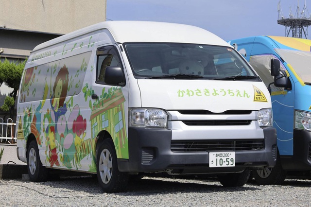 Nhật Bản ra quy định khẩn cấp nhằm giảm thiểu sự cố bỏ quên học sinh trên xe bus - Ảnh 1.