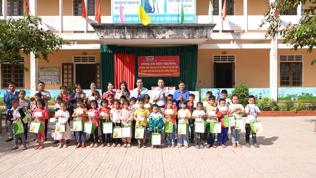 Quỹ Tấm lòng Việt hỗ trợ học sinh huyện Thanh Chương khắc phục hậu quả bão lũ - Ảnh 2.