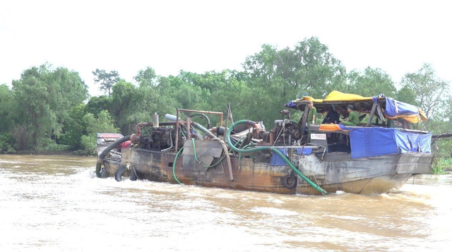 Tạm giữ 2 phương tiện khai thác, vận chuyển cát trái phép trên sông Đồng Nai - Ảnh 2.