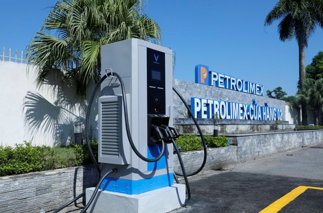 VinFast và Petrolimex khai trương dịch vụ sạc xe điện tại hệ thống Petrolimex trên toàn quốc - Ảnh 4.