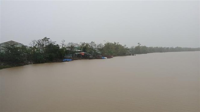 Áp thấp nhiệt đới gây mưa lớn kéo dài, ngập úng diện rộng tại miền Trung - Ảnh 13.