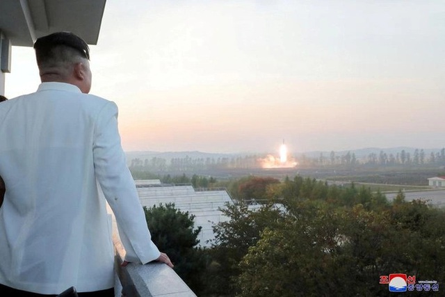 Triều Tiên lại phóng tên lửa đạn đạo tầm ngắn - Ảnh 1.