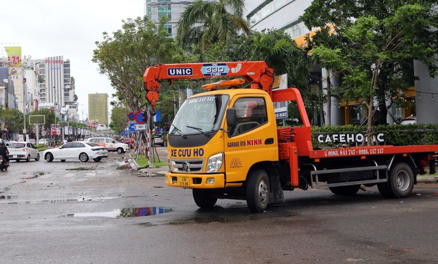 Ô tô chết máy nằm ngổn ngang trên đường Đà Nẵng sau trận mưa lịch sử - Ảnh 5.