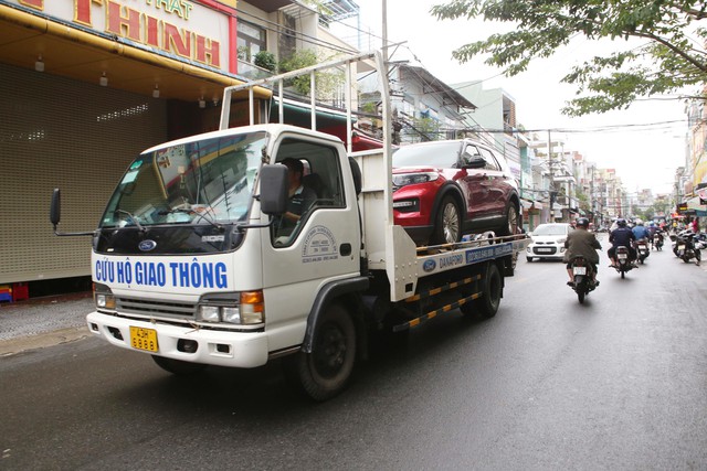 Ô tô chết máy nằm ngổn ngang trên đường Đà Nẵng sau trận mưa lịch sử - Ảnh 7.
