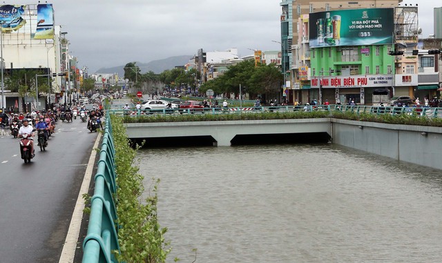 Ô tô chết máy nằm ngổn ngang trên đường Đà Nẵng sau trận mưa lịch sử - Ảnh 9.