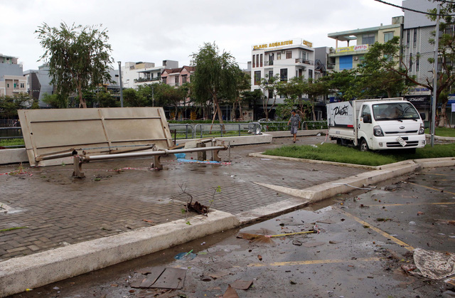 Ô tô chết máy nằm ngổn ngang trên đường Đà Nẵng sau trận mưa lịch sử - Ảnh 8.
