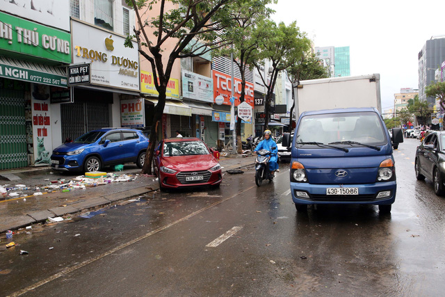 Ô tô chết máy nằm ngổn ngang trên đường Đà Nẵng sau trận mưa lịch sử - Ảnh 2.