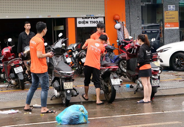 Ô tô chết máy nằm ngổn ngang trên đường Đà Nẵng sau trận mưa lịch sử - Ảnh 3.