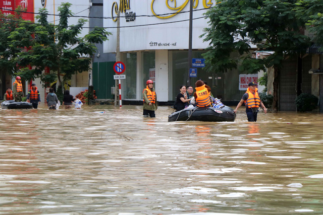 Nhiều tuyến đường tại Thừa Thiên Huế bị ngập sâu trong nước - Ảnh 1.