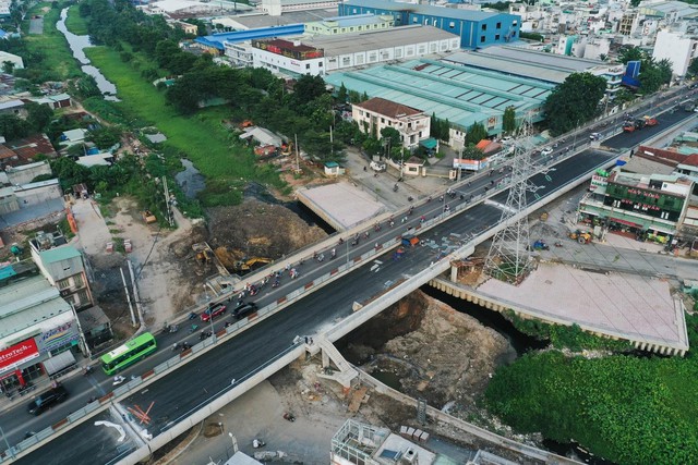 Thông xe cầu Bưng, xóa kẹt xe tại cửa ngõ TP Hồ Chí Minh - Ảnh 1.