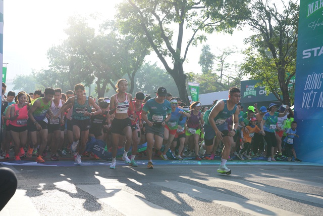 Trịnh Quốc Lượng và Nguyễn Thị Oanh vô địch VPBank Hanoi Marathon 2022   - Ảnh 3.