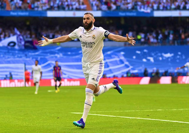 Hạ Barcelona trong trận Siêu kinh điển, Real Madrid chiếm ngôi đầu La Liga - Ảnh 1.