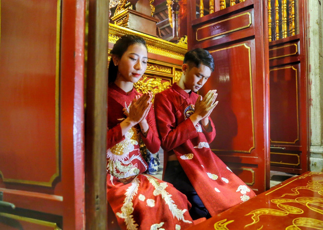 18 đôi trẻ tổ chức đám cưới tập thể tại khu vực hồ Hoàn Kiếm - Ảnh 1.
