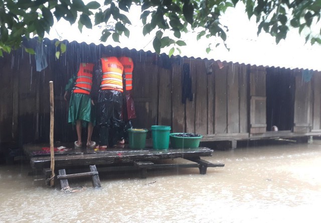 Quảng Bình: Mưa lớn gây ngập lụt, chia cắt nhiều tuyến đường, hàng trăm hộ dân bị ngập - Ảnh 4.