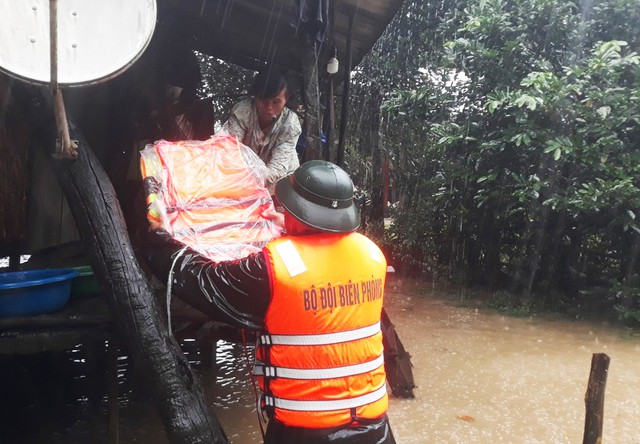 Quảng Bình: Mưa lớn gây ngập lụt, chia cắt nhiều tuyến đường, hàng trăm hộ dân bị ngập - Ảnh 3.