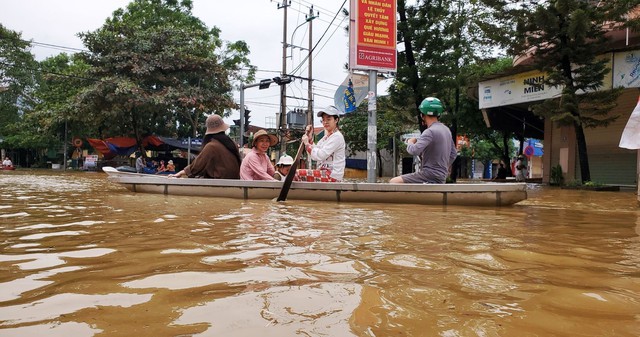 Quảng Bình: Mưa lớn gây ngập lụt, chia cắt nhiều tuyến đường, hàng trăm hộ dân bị ngập
