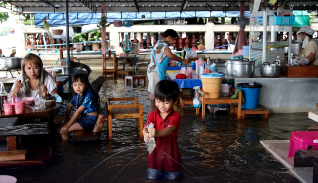 Quán mì vừa ăn vừa lội nước giữa trận lụt kỷ lục ở Thái Lan - Ảnh 1.
