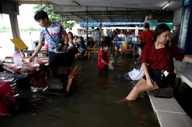 Quán mì vừa ăn vừa lội nước giữa trận lụt kỷ lục ở Thái Lan - Ảnh 2.