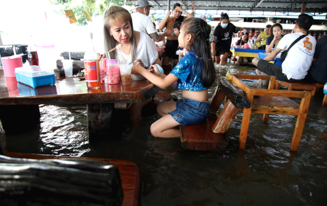 Quán mì vừa ăn vừa lội nước giữa trận lụt kỷ lục ở Thái Lan - Ảnh 3.