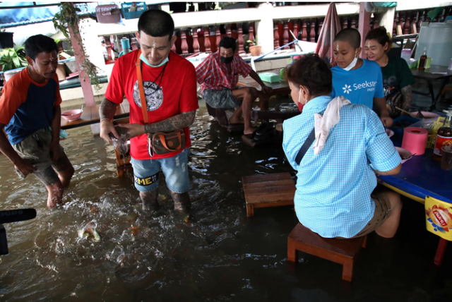 Quán mì vừa ăn vừa lội nước giữa trận lụt kỷ lục ở Thái Lan - Ảnh 4.