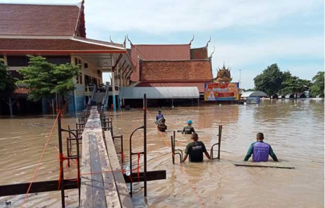 Người dân Thái Lan gồng mình chống lụt sau siêu bão Noru - Ảnh 1.