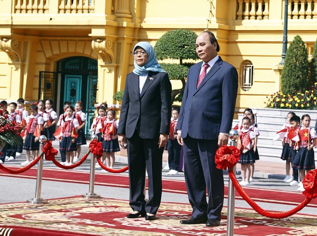 Chủ tịch nước Nguyễn Xuân Phúc chủ trì Lễ đón Tổng thống Cộng hòa Singapore - Ảnh 1.