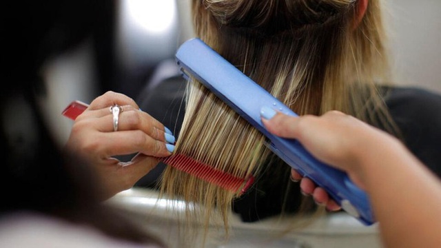 Thận trọng với hóa chất duỗi tóc không đảm bảo chất lượng. Cảnh báo hóa chất duỗi tóc giúp bạn biết thêm về các chất độc hại có thể gây hại cho mái tóc của bạn. Xem hình ảnh liên quan để có thêm thông tin.