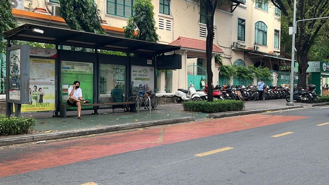 TP Hồ Chí Minh thí điểm sơn phản quang ở điểm dừng xe bus - Ảnh 1.