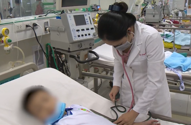 Xuyên đêm cứu chữa trẻ mắc bệnh hô hấp ở Bệnh viện Nhi đồng 2 - Ảnh 1.