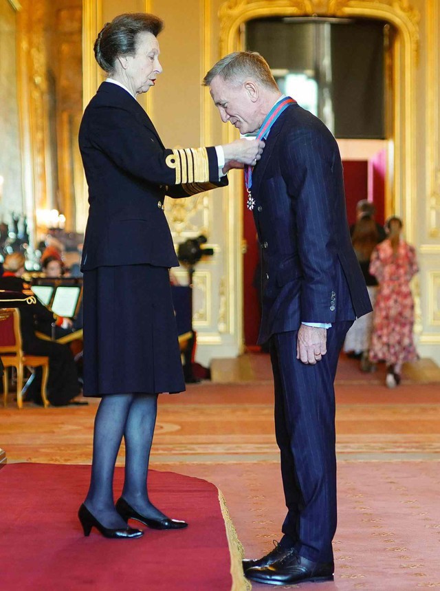 Daniel Craig được nhận Huy chương danh dự của Hoàng gia Anh - Ảnh 1.