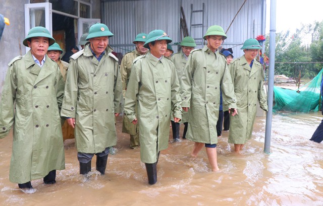 Phó Thủ tướng Lê Văn Thành kiểm tra công tác khắc phục thiệt hại do mưa lũ tại Thừa Thiên - Huế - Ảnh 1.