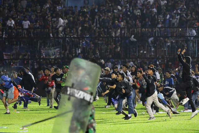 Ít nhất 174 người thiệt mạng, Indonesia điều tra vụ bạo loạn và giẫm đạp trên sân cỏ - Ảnh 1.
